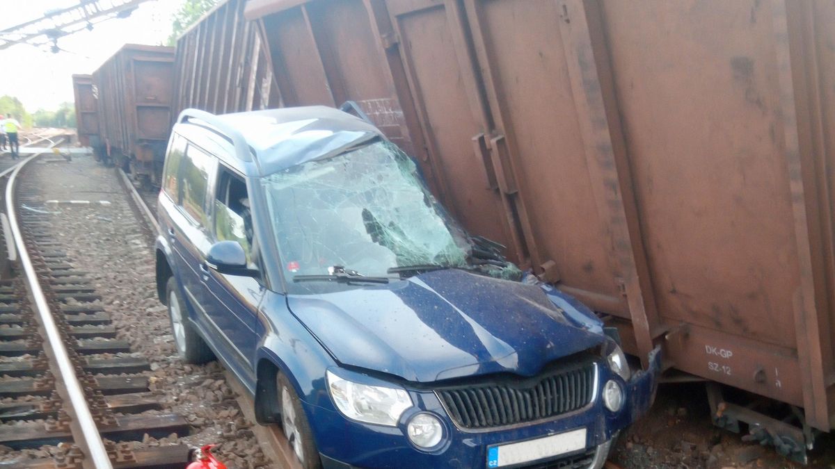 Další nehoda na železnici, u Prahy vykolejily vagony